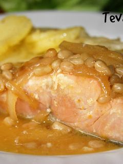 Una foto de Salmón a la naranja con patatas panaderas