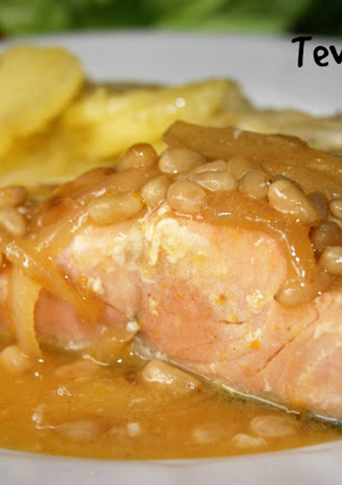 Una foto de Salmón a la naranja con patatas panaderas