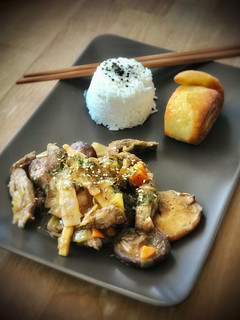 Una foto de Cena china: Ternera con setas y bambú & Pan chino