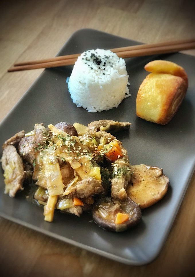 Una foto de Cena china: Ternera con setas y bambú & Pan chino