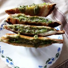 A picture of Chilli cheese sandwich.