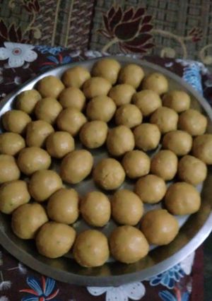 A picture of Besan ke ladoo.