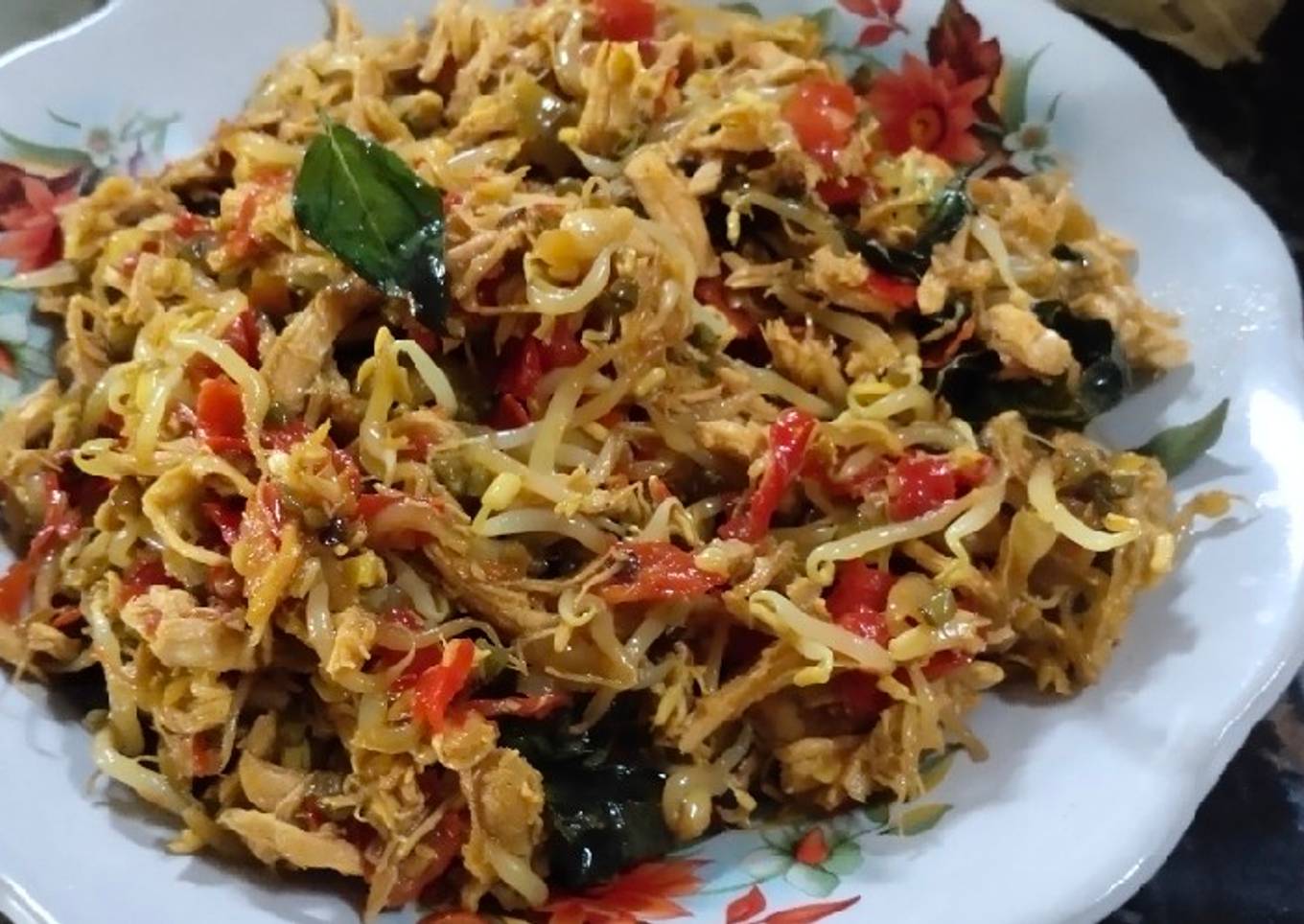 18. Ayam suwir tauge kemangi