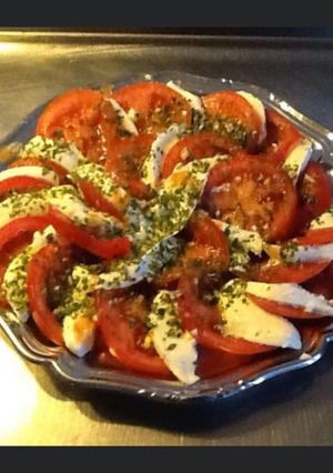 Une photo de Salade de tomates du jardin burrata persil et ciboulette