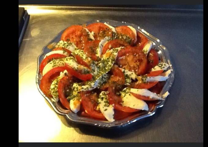 Salade de tomates du jardin burrata persil et ciboulette