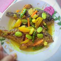 A picture of Pesmol ikan ekor kuning.