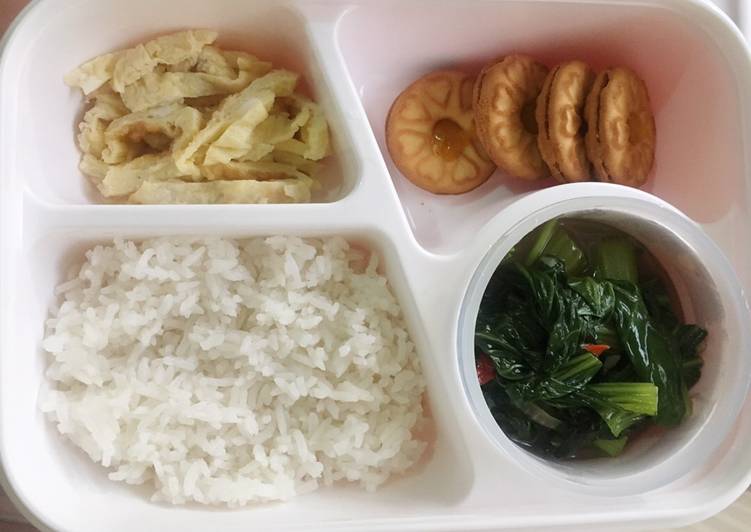 Bekal Simple (Pakcoy Saos Tiram & Telor dadar suir)