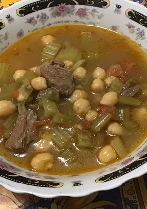 Une photo de Soupe au bœuf, céleri, tomates et pois chiches