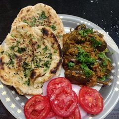 A picture of Bharwa Baingan with Naan.