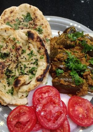 A picture of Bharwa Baingan with Naan.