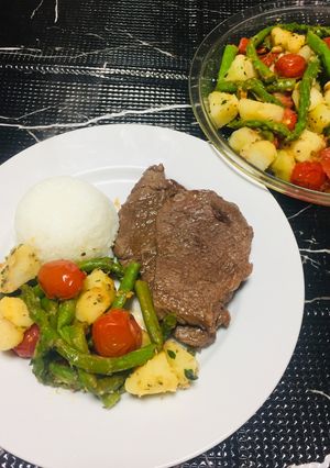 Una foto de Picanha a la Plancha con Vegetales al Ajillo con Espárragos, Tomatitos Cherry y Patatas!
