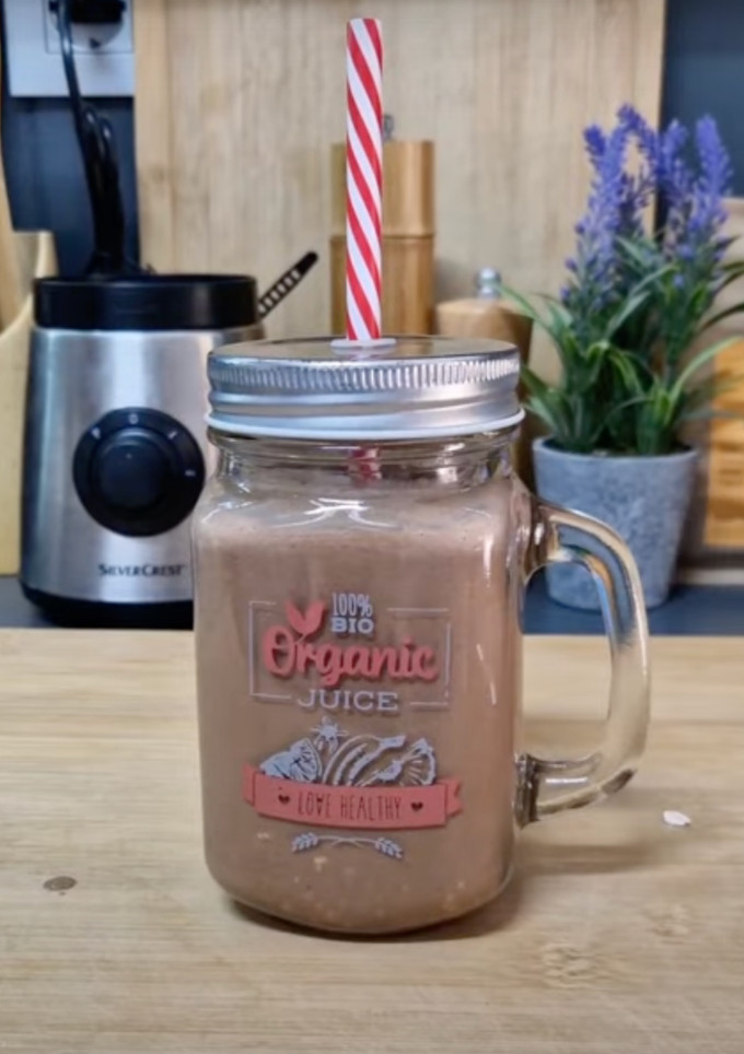 Una foto de Batido de café con plátano y crema de cacahuete