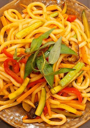 Hình của món Mì udon trộn sốt teriyaki và rau củ xào.