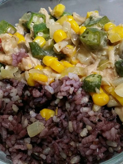 便當菜4-懶懶的雙罐頭&秋葵 的食譜成品照片