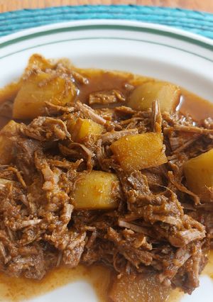 Una foto de Carne de res en salsa de chile pasilla