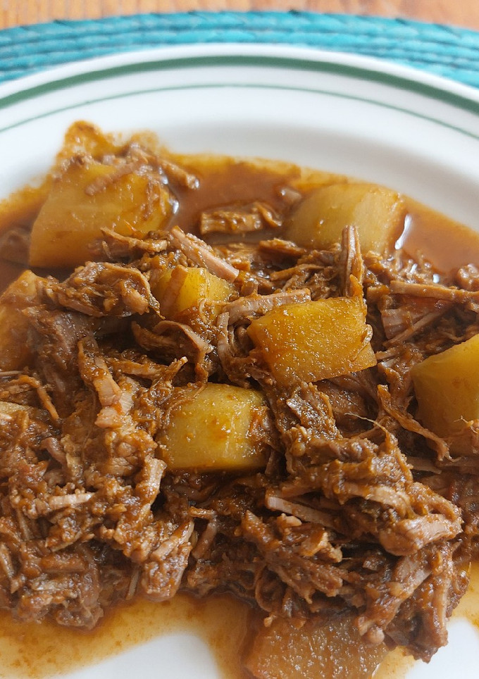 Una foto de Carne de res en salsa de chile pasilla