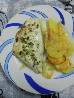 Una foto de Lomos de dorada con patatas al horno