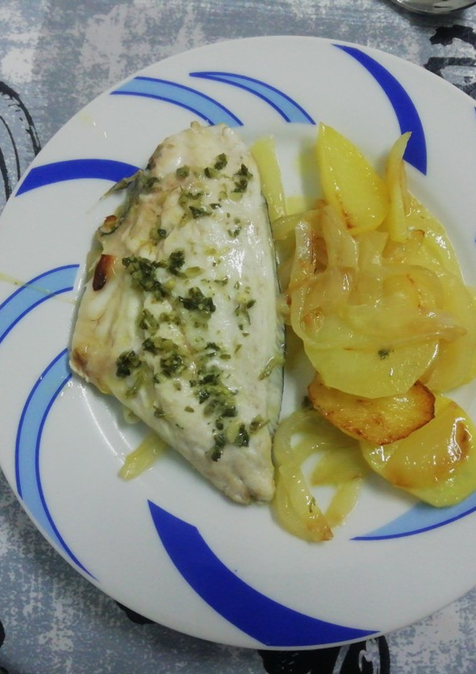 Una foto de Lomos de dorada con patatas al horno