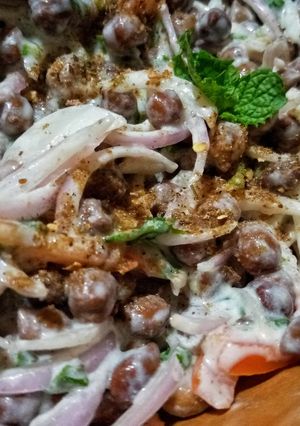 A picture of Dahi walay kalay channay.