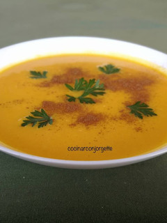 Una foto de Crema de zanahoria y calabaza con zumo de naranja