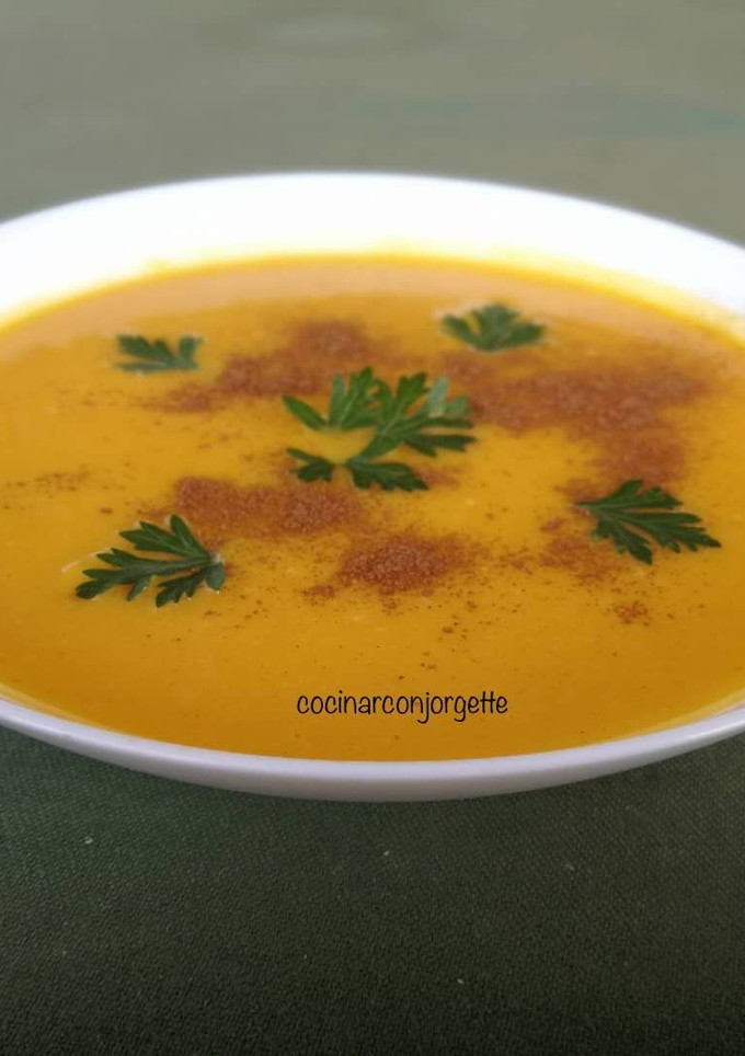Una foto de Crema de zanahoria y calabaza con zumo de naranja