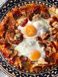 Una foto de Pizza rápida de atún, chorizo y huevo