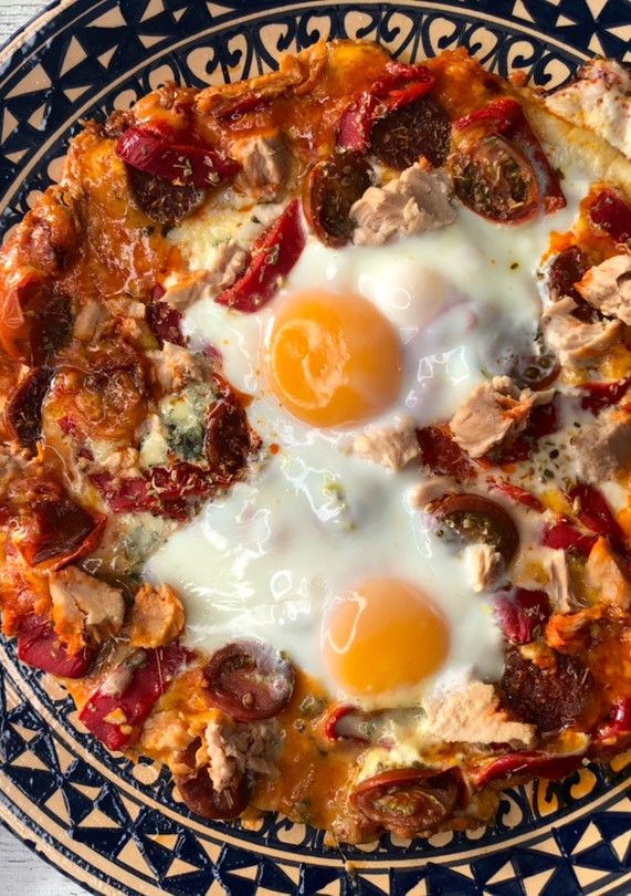 Una foto de Pizza rápida de atún, chorizo y huevo
