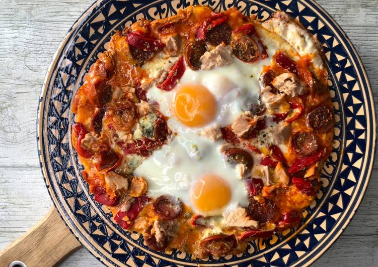 Pizza rápida de atún, chorizo y huevo
