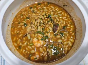 Una foto de Verdinas con almejas y gambas