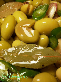Una foto de Aceitunas blancas, en aceite virgen extra picantes.