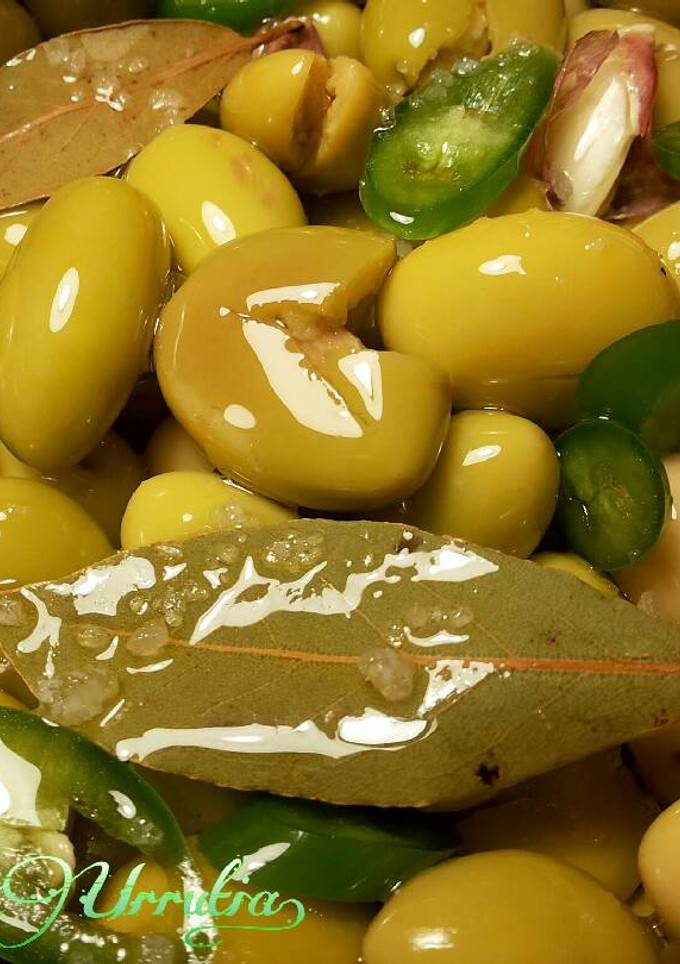 Una foto de Aceitunas blancas, en aceite virgen extra picantes.