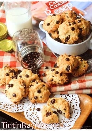 A picture of Simple Crunchy Vanilla Chocochip Cookies.