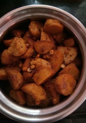 A picture of Cheppankizhangu / Arbi Varuval / Taro root.