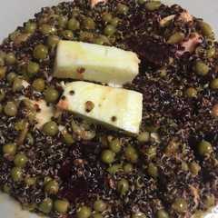 Una foto de Ensalada de quinoa con guisantes