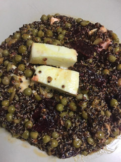 Una foto de Ensalada de quinoa con guisantes