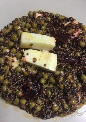 Una foto de Ensalada de quinoa con guisantes