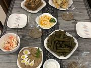 Una foto de hummus de garbanzo tradicional