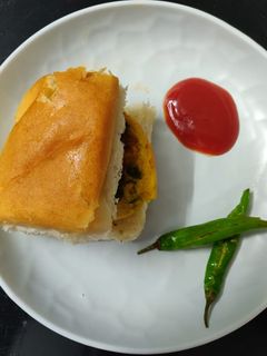 વડા પાઉં (Vada Pav recipe in Gujrati) રેસીપી મુખ્ય ફોટો