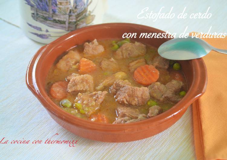 Estofado de cerdo con menestra de verduras. (Thermomix)