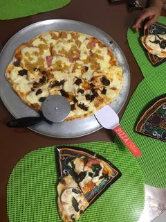 Una foto de Pizza de pollo y hawaiana