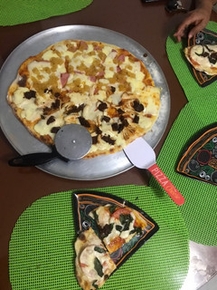 Una foto de Pizza de pollo y hawaiana
