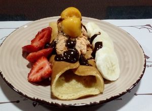 Una foto de Panqueque frutado con helado