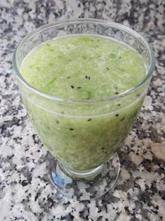 Una foto de Batido verde de pera, kiwi y lechuga