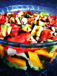 Una foto de Lechuga de roble con calabaza, jamón de pavo y semillas - detox