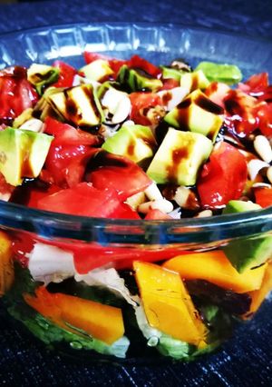 Una foto de Lechuga de roble con calabaza, jamón de pavo y semillas - detox