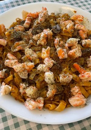 Une photo de Nouilles aux crevettes et champignons au gingembre et curry
