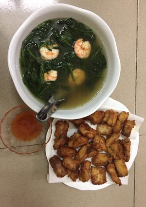 Hình của món Canh mồng tơi và cá basa chiên giòn.