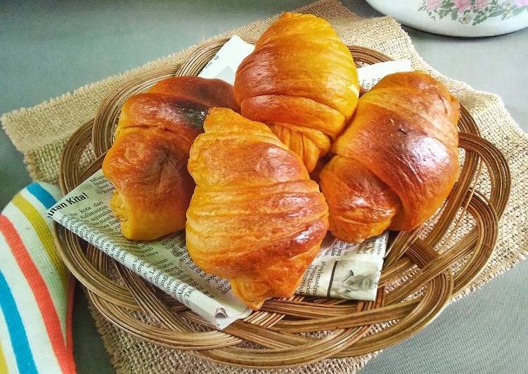Langkah Mudah untuk Menyiapkan Easy Homemade Croissant yang Menggugah Selera