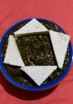 A picture of Palak paneer.