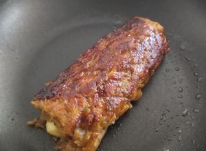 Una foto de Rollitos de plátano maduro rellenos de queso y bocadillo🍯🧀